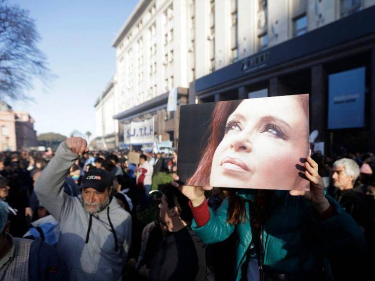 FOTOS: Argentinos salen a las calles para condenar ataque contra Cristina Kirchner