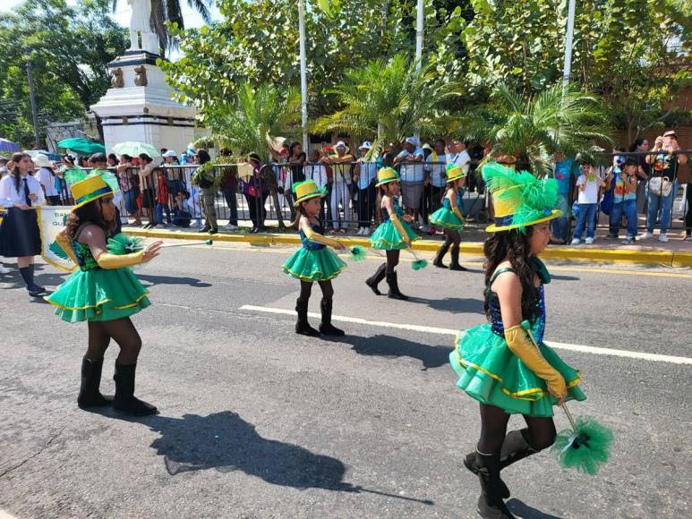 Escuelas de San Pedro Sula rinden homenaje en el 203 aniversario de Independencia Patria