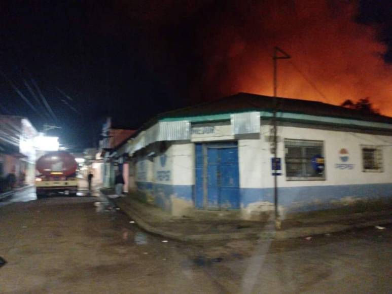 Imágenes del incendio que consumió más de 10 locales en Intibucá