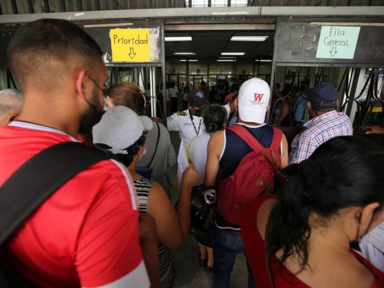 “Están haciendo fila desde ayer”: continúa odisea para conseguir una cita en el IHSS