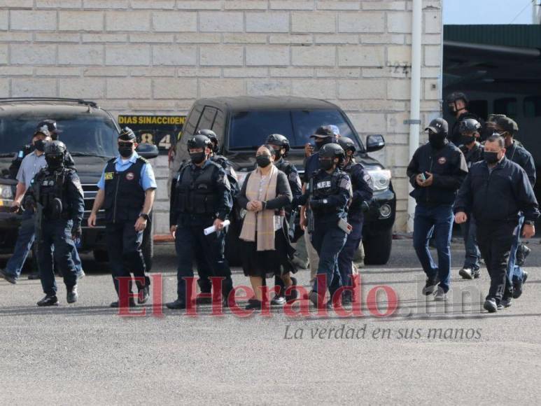 Rápido operativo y fuerte resguardo policial, así fue la extradición de Herlinda Bobadilla a EEUU (FOTOS)