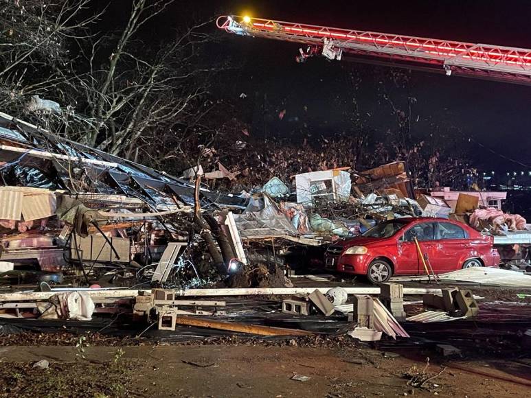 Destrozos que dejó un violento tornado en Tennessee; hay seis muertos