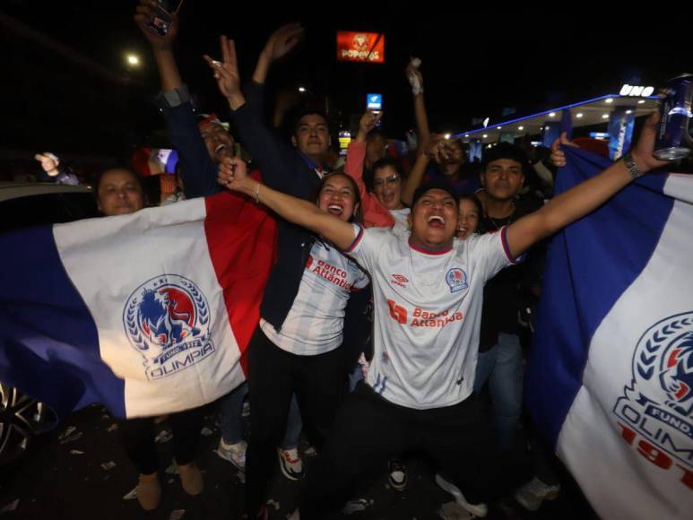 Aficionados del Olimpia celebran la conquista de la 37 en la capital