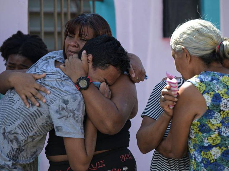 “Ay, mi papá”: Dan último adiós a muertos en protestas en Venezuela