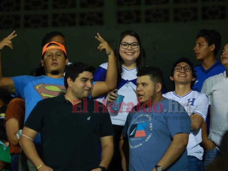 ¡Llenazo y apoyo total! El ambiente en el Morazán para el Honduras vs Panamá