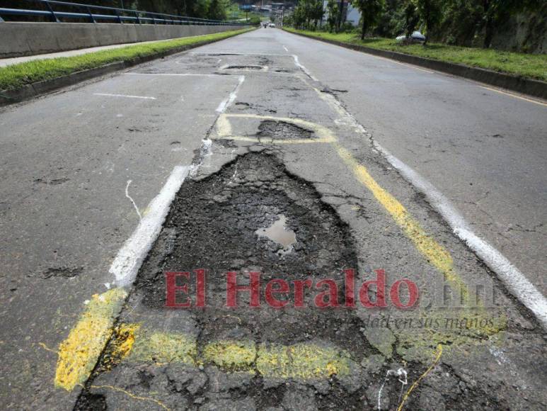 Con círculos blancos y mensajes, capitalinos exigen a la Alcaldía reparación de baches