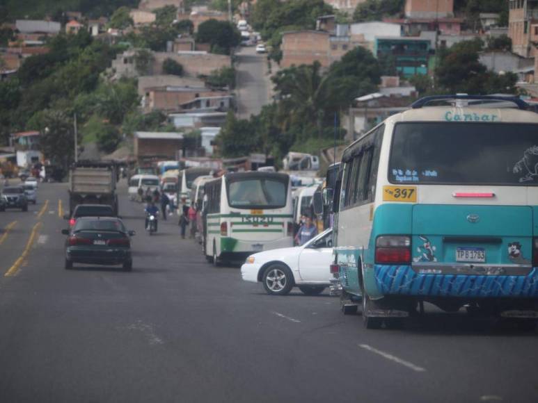 Transportistas cumplen su advertencia y paralizan sus buses en la capital