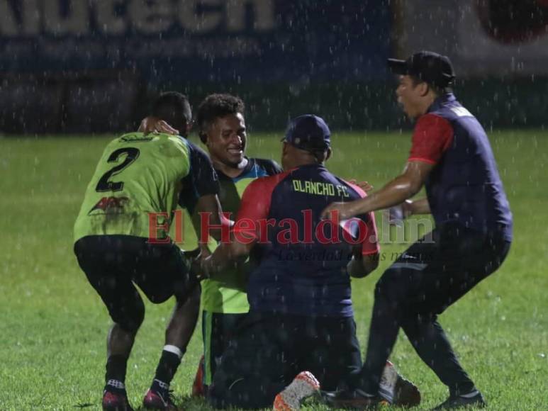 Bajo la lluvia de una noche mágica, Olancho FC festeja ascenso a la Primera División (FOTOS)