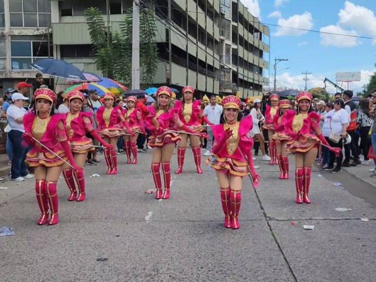 Bellas palillonas del Instituto Vuelo de Águila destacan en desfiles patrios