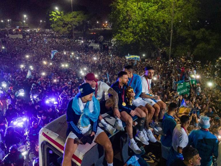 Entre cantos, llanto y fiesta fue recibida la selección de Argentina en Buenos Aires