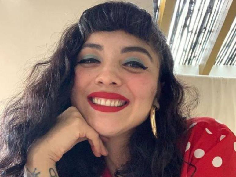 Sin su padre y sumergida en la pobreza, así fue la dura infancia de Mon Laferte