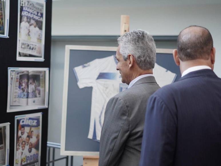 Entre nostalgia y homenajes: el ambiente en la presentación de Reinaldo Rueda