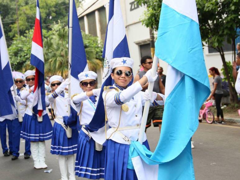 Con llamativos trajes, niños y niñas deslumbran en los desfiles en Comayagüela