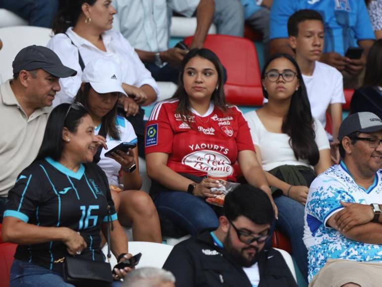 Bellas chicas roban miradas en previa del Honduras vs. Cuba