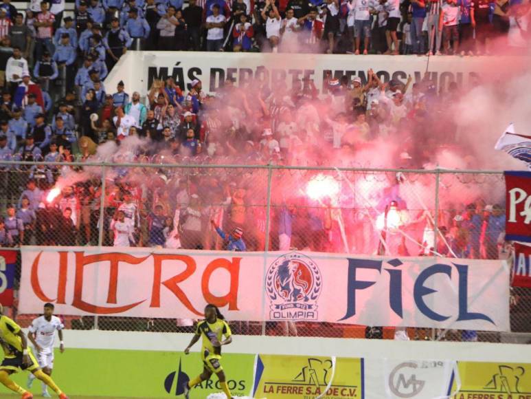 ¡Con juego de luces! Así celebró la Ultra Fiel el triunfo del Olimpia