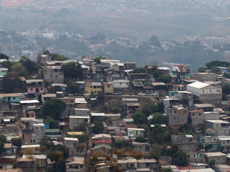 Así se ve la capital escondida en una nube de humo