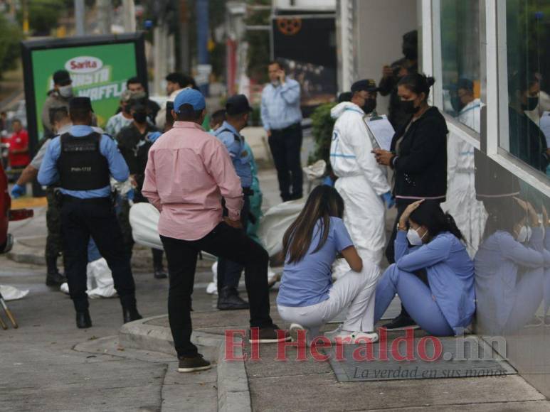 Las dramáticas imágenes que dejó la masacre de cuatro jóvenes afuera de discoteca del bulevar Morazán