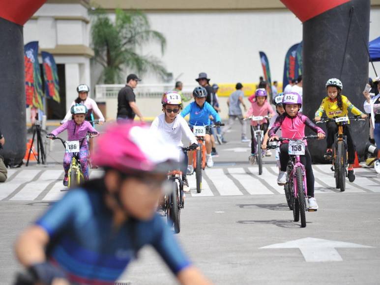 ¡Velocidad y competencia! Los aguerridos ciclistas de 9-10 años