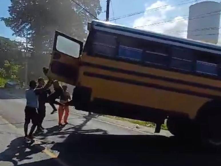 Las imágenes del fuerte choque entre bus y taxi en Cortés que segó una vida; hay un herido en el hospital