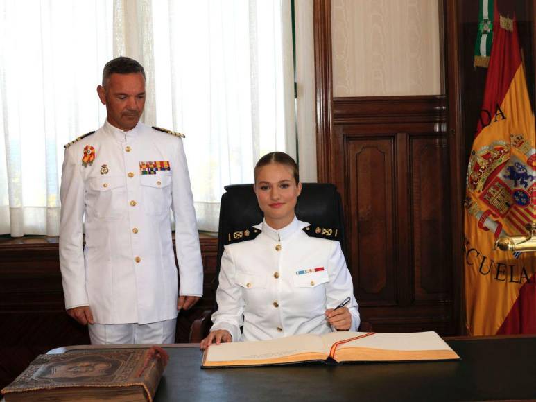 Primeras fotos de la princesa Leonor en la Escuela Naval de Marín en España