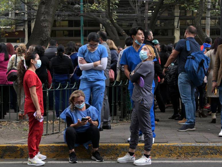 ¡Susto! Mexicanos salieron a las calles por sismo de 5.7 grados