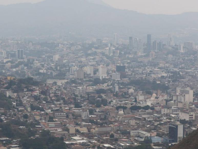 Así se ve la capital escondida en una nube de humo