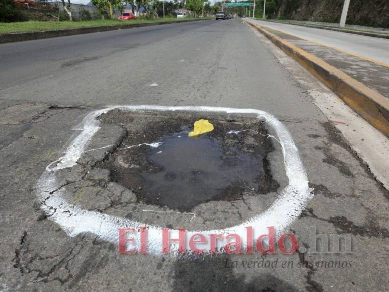 Con círculos blancos y mensajes, capitalinos exigen a la Alcaldía reparación de baches