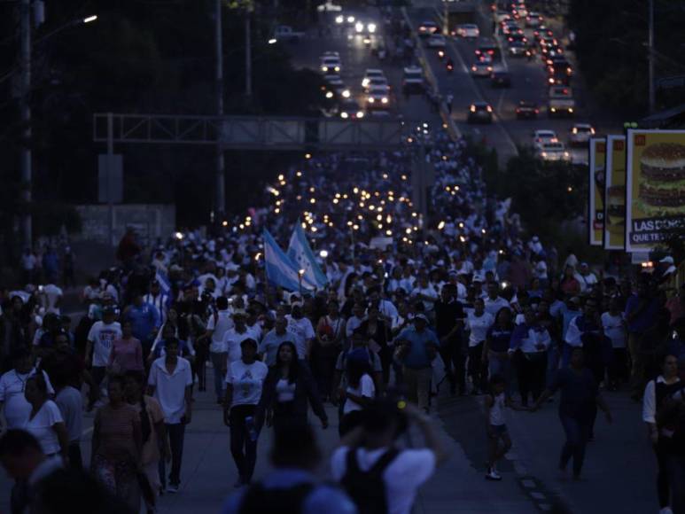 Así avanza marcha de las antorchas que exige renuncia de Xiomara Castro