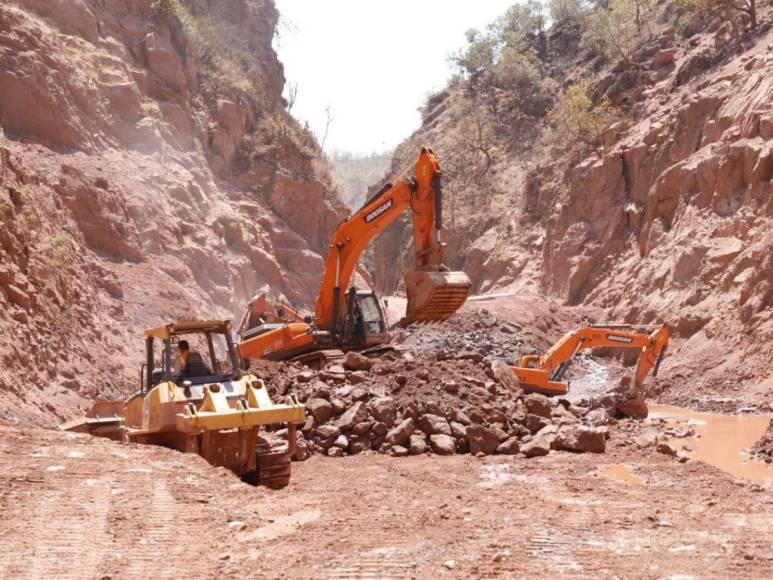 Alcalde Aldana regresa a la represa San José a supervisar obras tras incidente de explosión