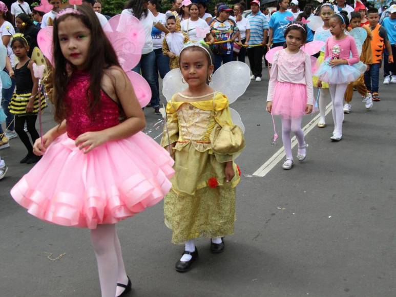 Con llamativos trajes, niños y niñas deslumbran en los desfiles en Comayagüela