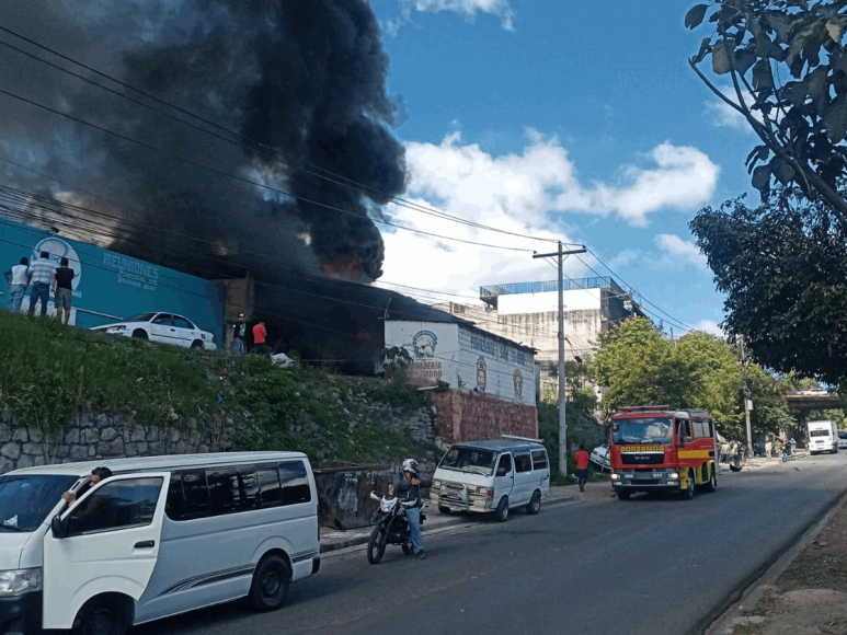 Imágenes del brutal choque de una rastra en El Carrizal; hay dos muertos