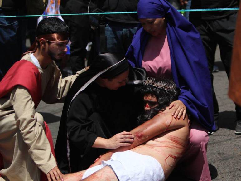 Las 25 imágenes más espectaculares de los Vía Crucis en Tegucigalpa