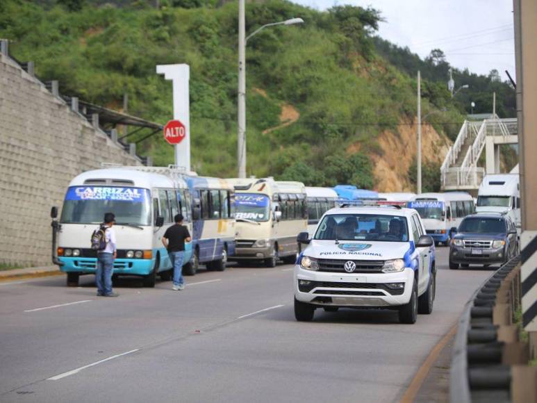 Transportistas cumplen su advertencia y paralizan sus buses en la capital