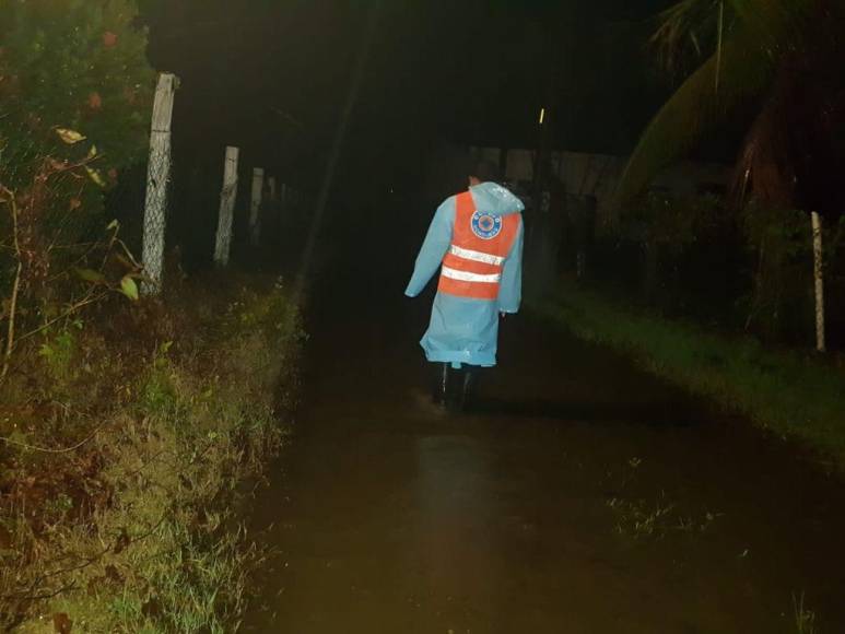 Ríos desbordados, inundaciones y sectores incomunicados por fuertes lluvias en Honduras