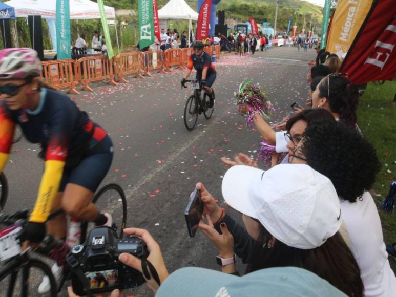 Familias y pequeños se hacen presente a la Vuelta Ciclística 2023