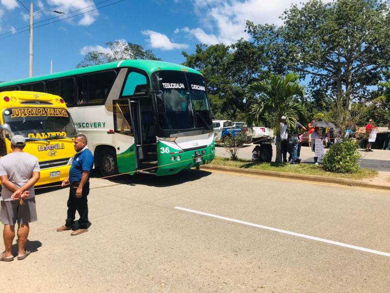 “¡Ya basta de tantos apagones!”: Así fue la toma de carretera en Campamento, Olancho