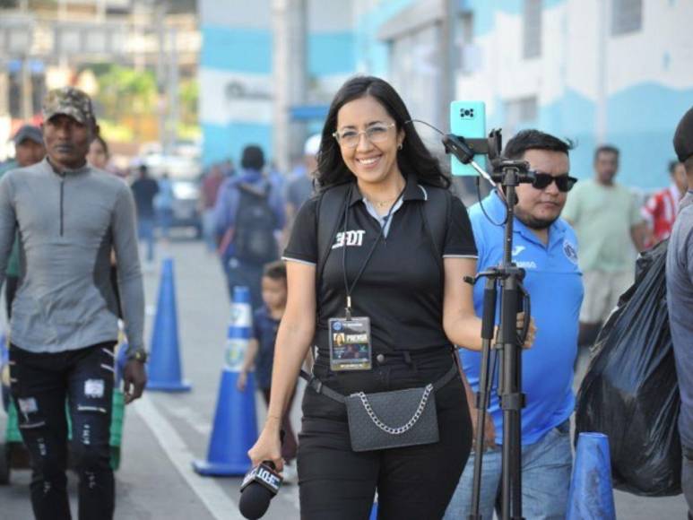 Hermosas chicas roban miradas en la final de ida Motagua-Olimpia