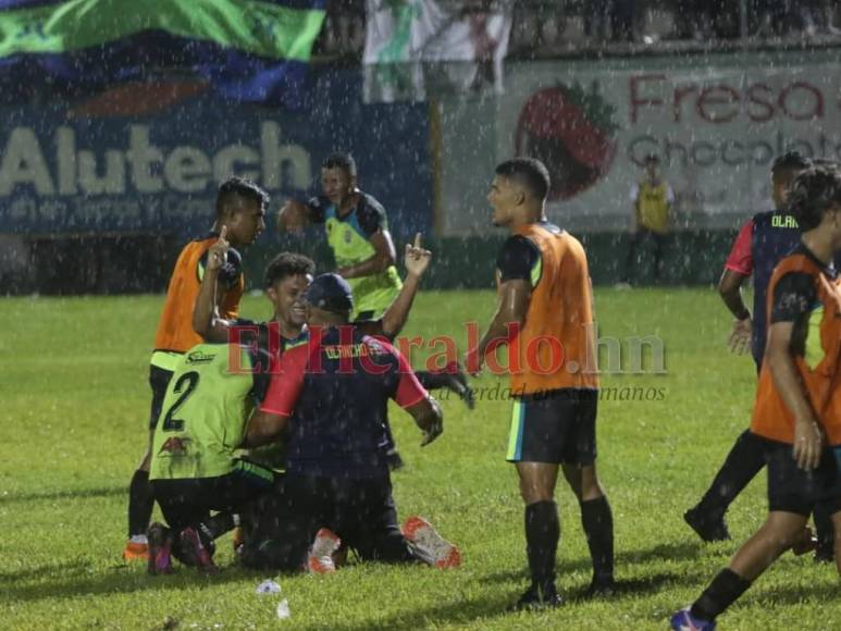 Bajo la lluvia de una noche mágica, Olancho FC festeja ascenso a la Primera División (FOTOS)