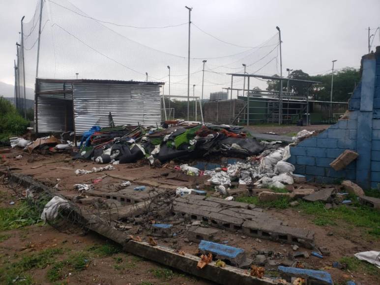 Lodo, desplome de muros y alcantarillas saturadas dejaron lluvias en el Distrito Central