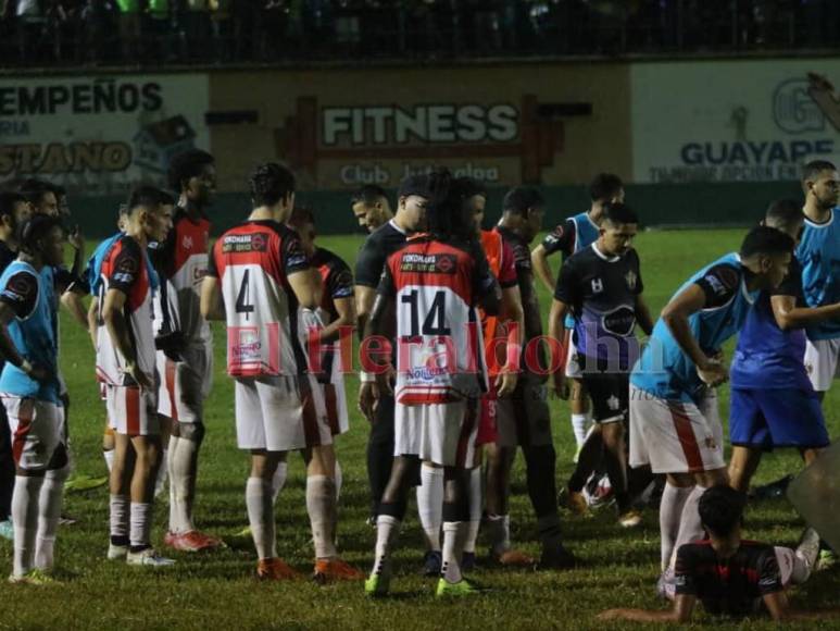 Bajo la lluvia de una noche mágica, Olancho FC festeja ascenso a la Primera División (FOTOS)