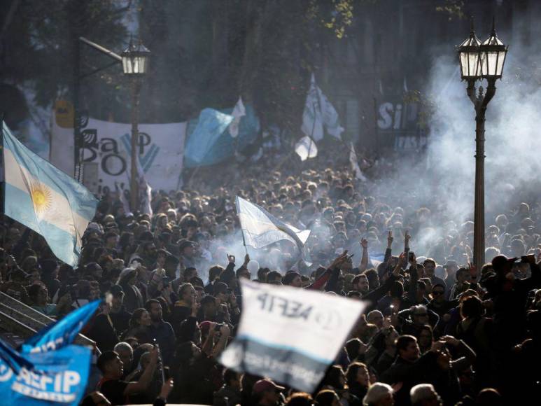 FOTOS: Argentinos salen a las calles para condenar ataque contra Cristina Kirchner