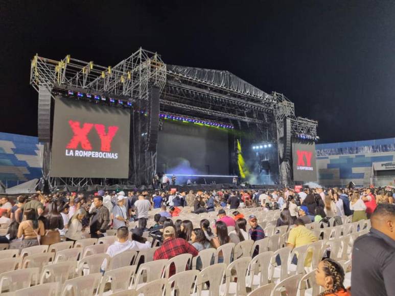 Algarabía y expresiones de cariño derrochan los capitalinos en el concierto de Daddy Yankee