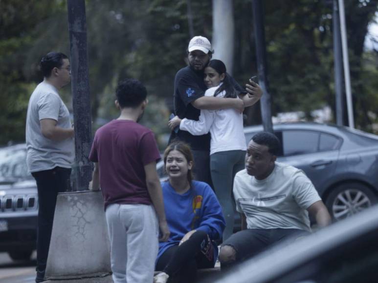 Con desconsuelo, familiares esperan entrega del cuerpo de joven que murió en accidente vehicular