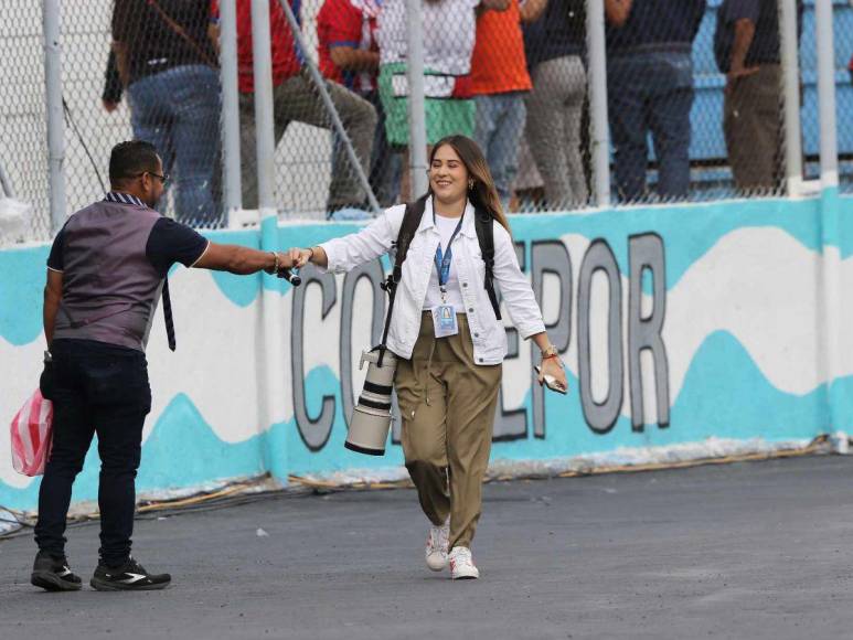 Hermosas chicas roban miradas en la final de ida Motagua-Olimpia