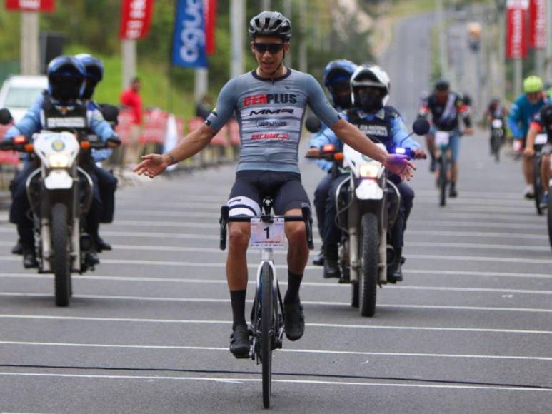 Así fue la llegada de Luis López a la meta tras recorrer 132 kilómetros en la Vuelta Ciclística 2022