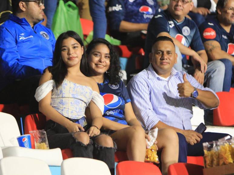 Bellas aficionadas azules roban suspiros previo al decisivo Motagua vs CAI de Panamá