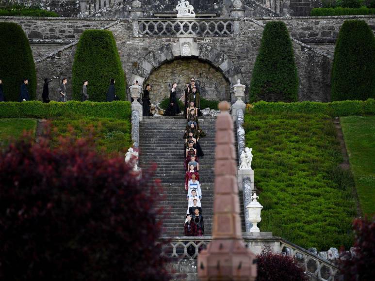 Desfile Dior Cruise 2025: Un derroche de elegancia en Escocia