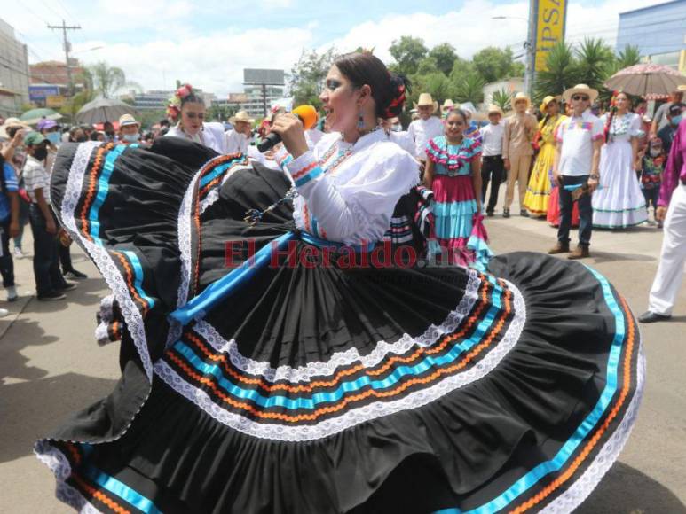 Azul turquesa, alegría y devoción: así es el ambiente en los desfiles en Honduras