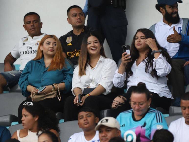 Bellas chicas roban miradas en previa del Honduras vs. Cuba