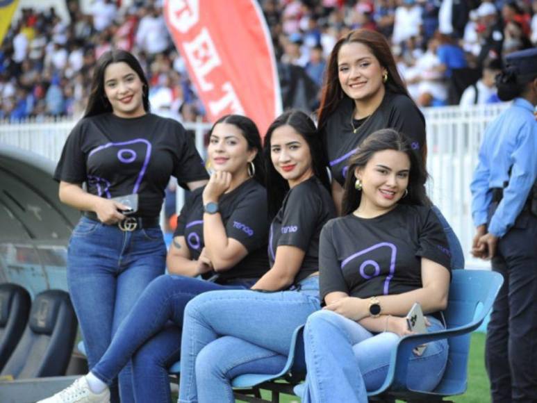 Hermosas chicas roban miradas en la final de ida Motagua-Olimpia